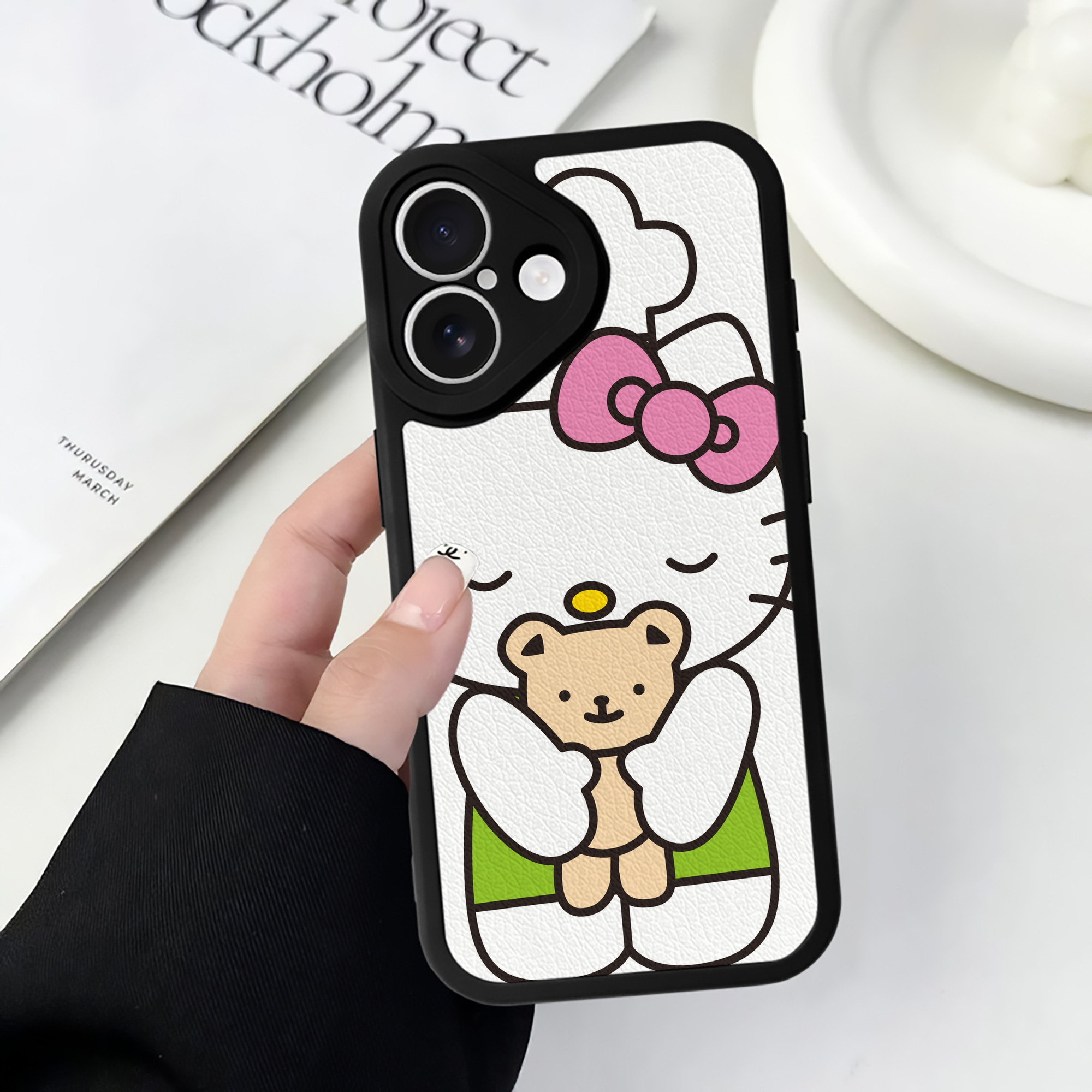 （画像用） Hello Kitty ハローキティ 【iPhone 16シリーズ対応】シリコンスマホケース（レザー調） 材質：シリコン